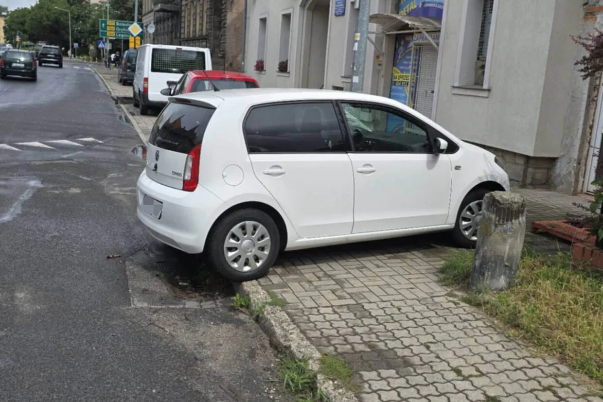 Jak prawidłowo zaparkować na chodniku?