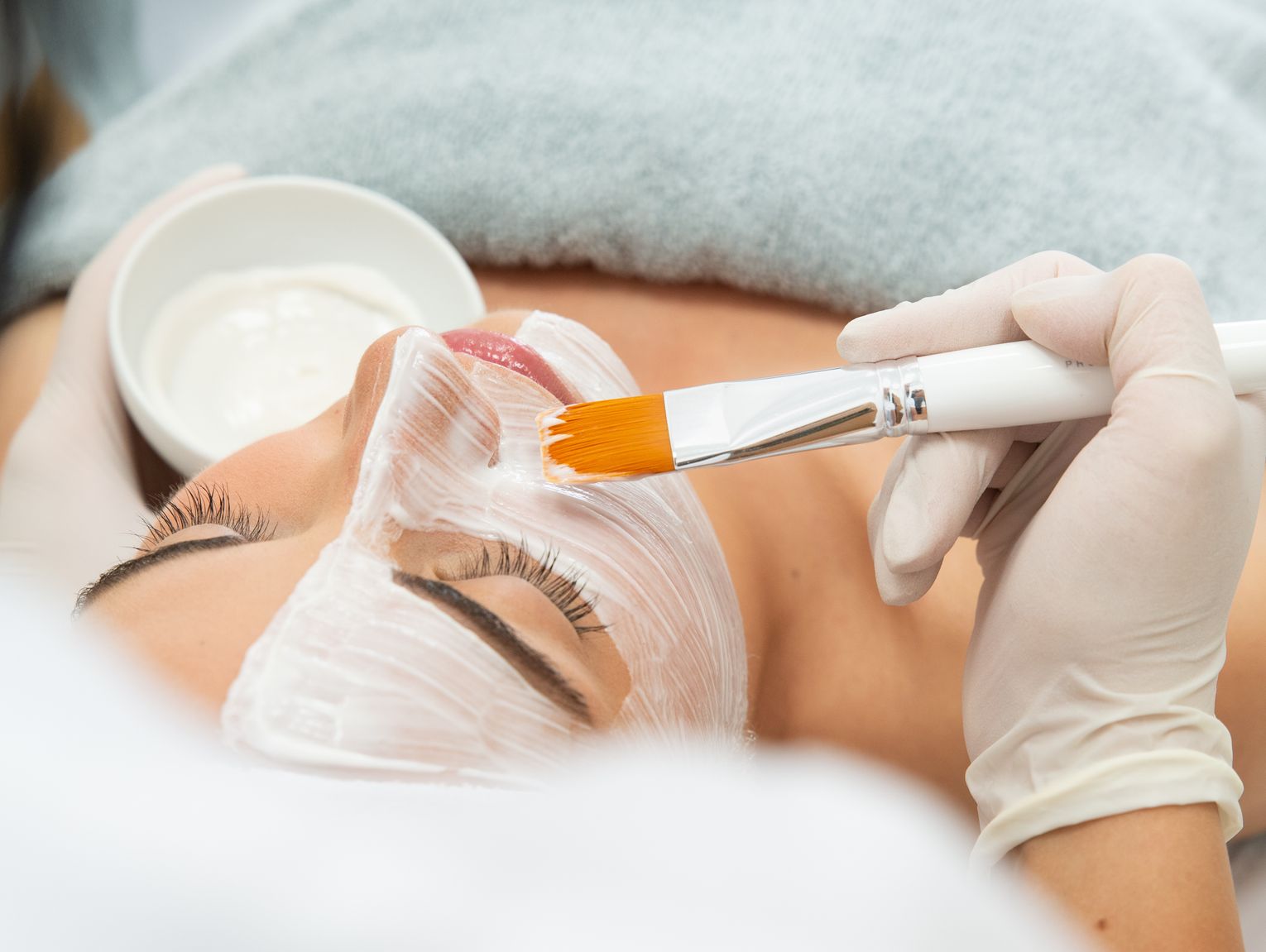 Jakie zabiegi anti-aging na twarz? 3 najpopularniejsze metody w Ambasadzie Urody