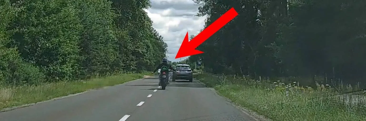 Jazda bez trzymanki w Ostrołęce. Skrajnie nieodpowiedzialne zachowanie motocyklisty (wideo)