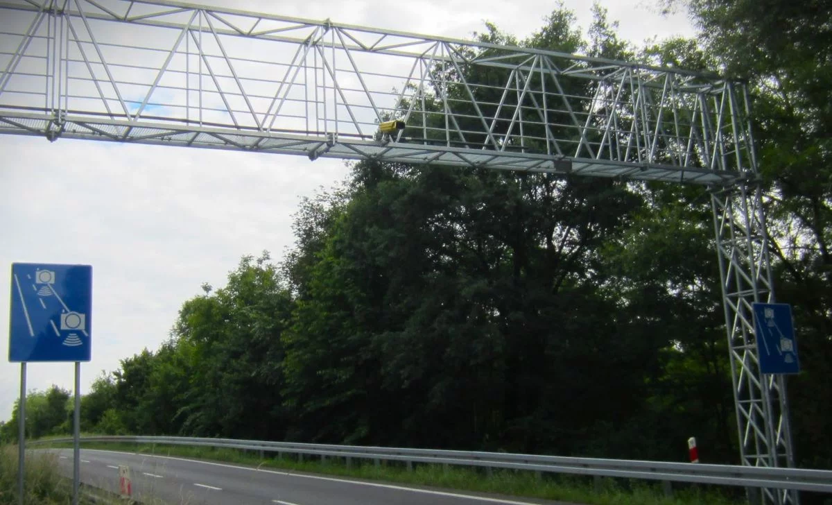 Jechał 145 km/h i mandat nie przyszedł. Wielu kierowców nie zna zasady działania żółtych kamer