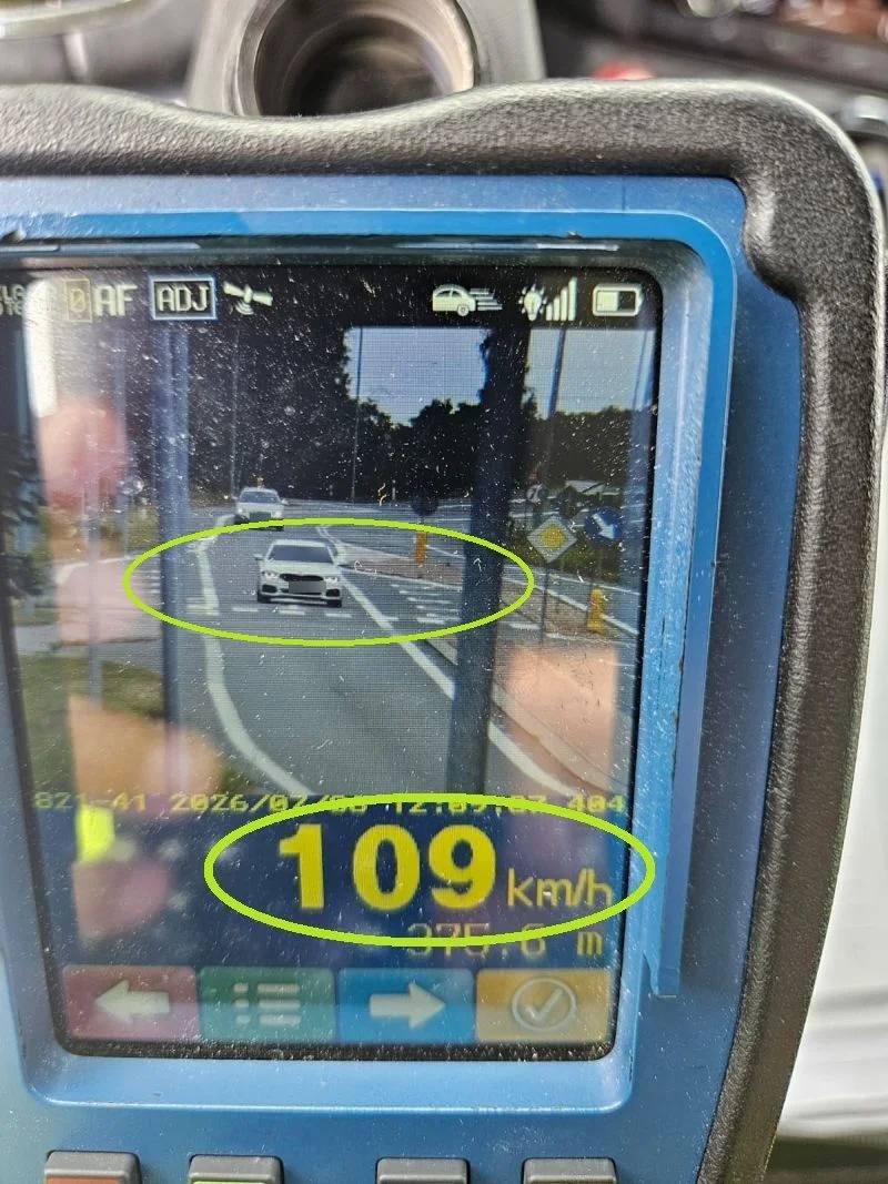 Jechał prawie 110 km/h przy przejściu dla pieszych. 43-latek stracił prawo jazdy i dostał wysoki mandat