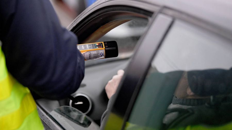 Jechał przez Świecie pod wpływem narkotyków i uciekał przed policją. 19-latek zderzył się z radiowozem