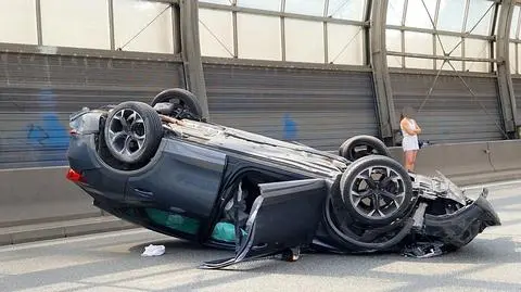 Auto dachowało na trasie S8. Dwoje dzieci w szpitalu
