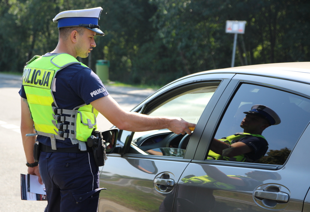 Jeden nietrzeźwy zaparkował przed blokiem, drugi z zakazem jechał do rodziny
