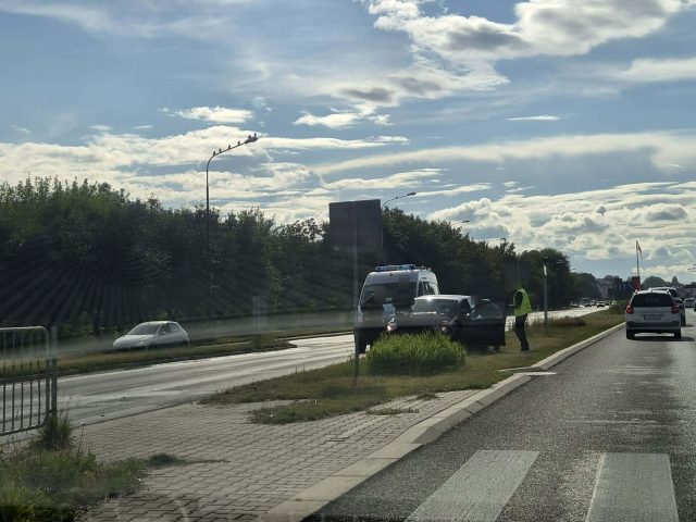 Jeden się zatrzymał, drugi nie zdążył. Zderzenie aut przed przejściem dla pieszych