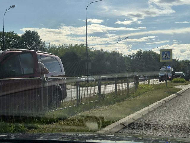Jeden się zatrzymał, drugi nie zdążył. Zderzenie aut przed przejściem dla pieszych