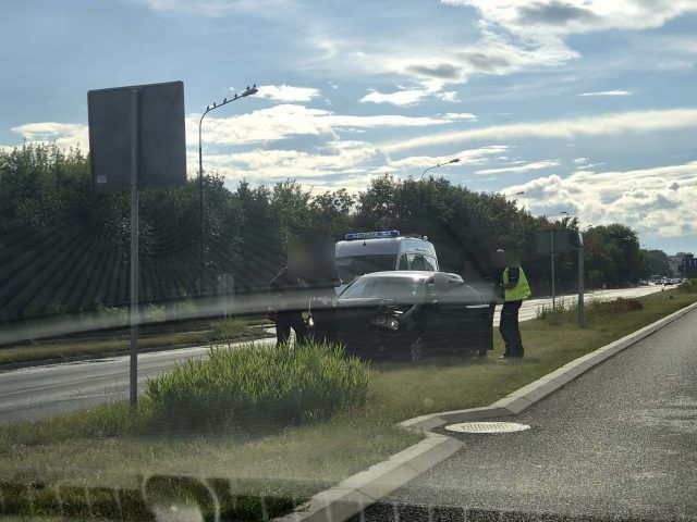 Jeden się zatrzymał, drugi nie zdążył. Zderzenie aut przed przejściem dla pieszych