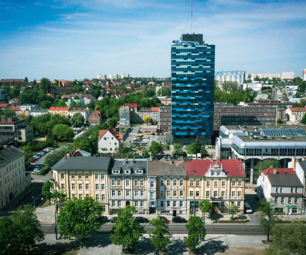 Widok z lotu ptaka na centrum Gorzowa z wieżowcem Lubuskiego Urzędu Wojewódzkiego. O rekrutacji do szkół przeczytasz na Radioplus.