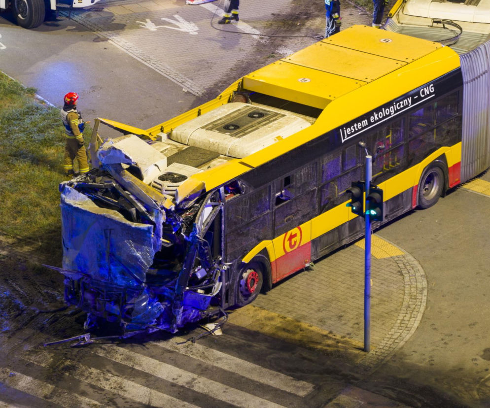 Rozbity przód autobusu MZA po wypadku. Obok pracują służby. O pomocy dla poszkodowanych przeczytasz w Radioplus.