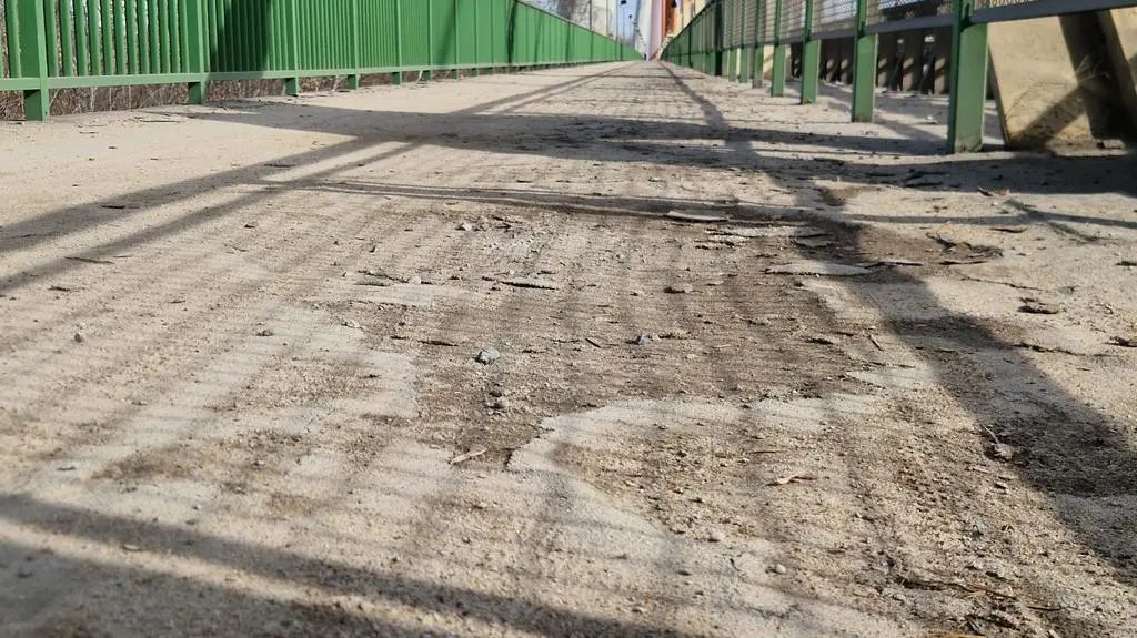 Most Siekierkowski. Ścieżka rowerowa wymaga remontu