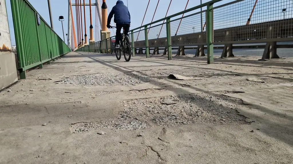 Most Siekierkowski. Ścieżka rowerowa wymaga remontu