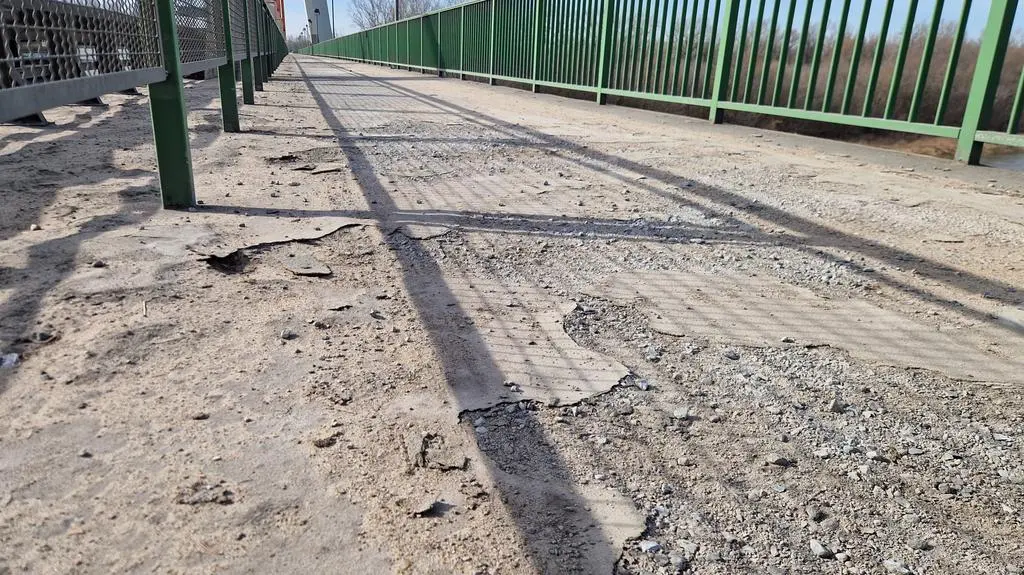 Most Siekierkowski. Ścieżka rowerowa wymaga remontu