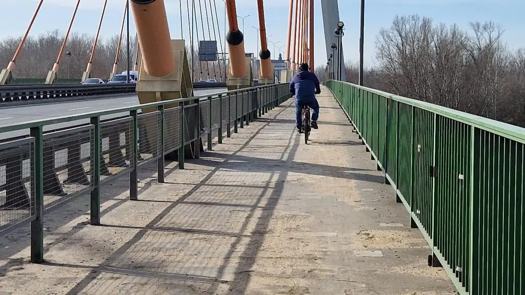 Most Siekierkowski. Ścieżka rowerowa wymaga remontu