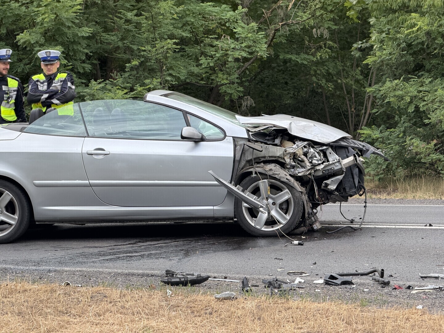Kabriolet zderzył się z osobówką na DK 12. Pasażerką jednego z aut była zakonnica. Duże utrudnienia na trasie Piotrków - Sulejów