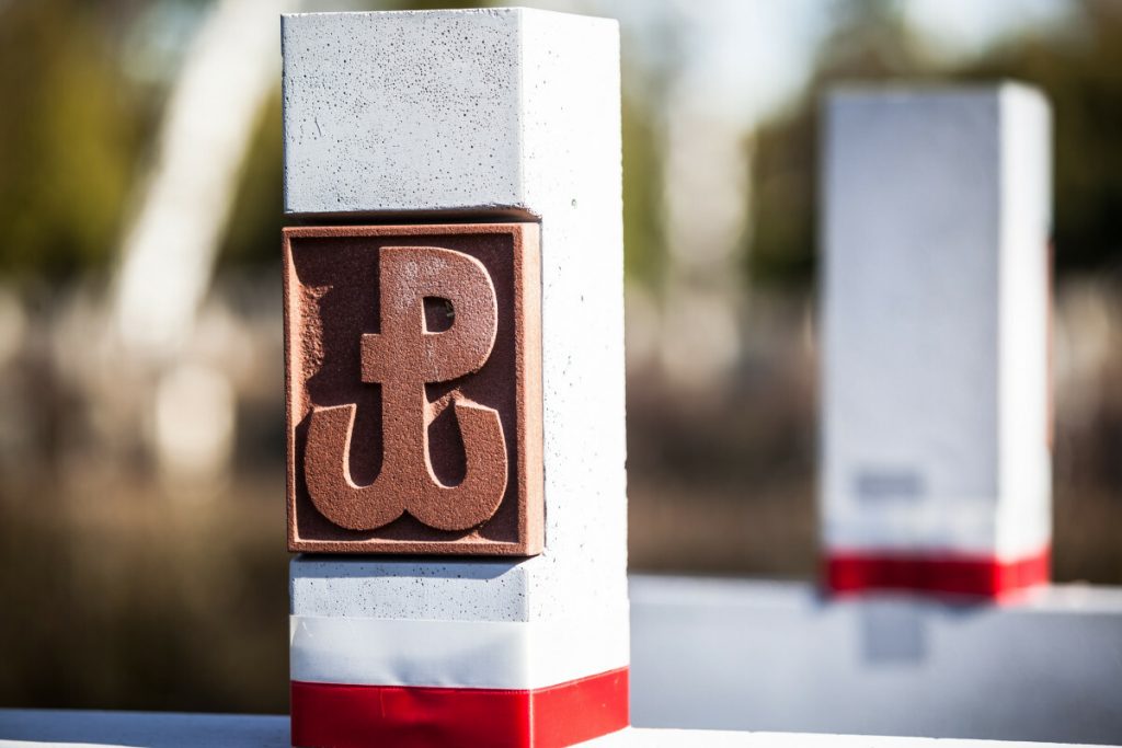Kalendarium: 🇵🇱 1 sierpnia 1944 r. rozpoczęło się Powstanie Warszawskie, największa akcja zbrojna podziemia w okupowanej przez Niemców Europie 🇵🇱 Czy wiesz, że: Na buskim cmentarzu spoczywa jeden z małoletnich uczestników PW1944, harcerz Szarych Szere