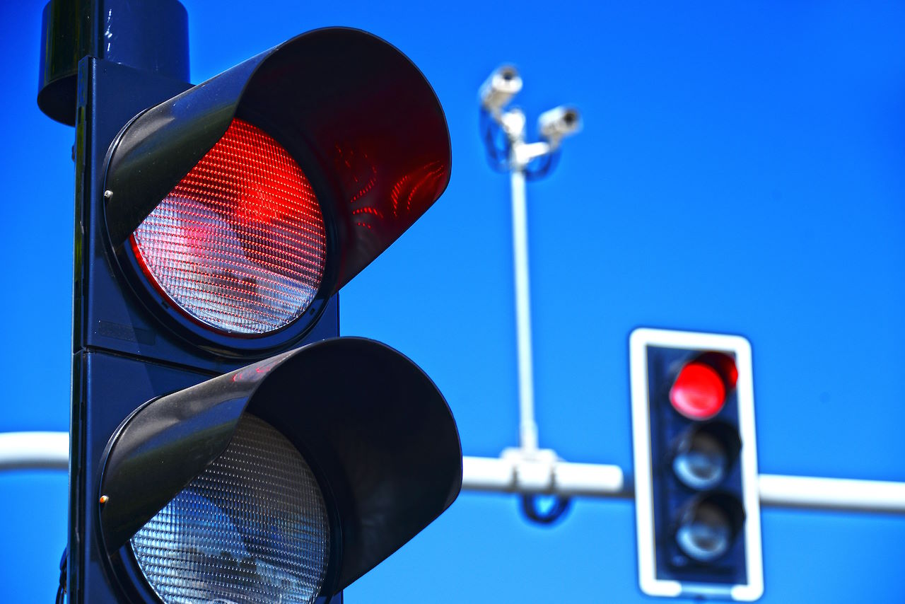 Kamery RedLight w Warszawie i na Mazowszu. Czy mandat wpada za żółte światło? Sprawdź, zanim wjedziesz na skrzyżowanie