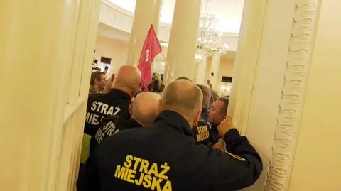 Kontrowersyjna sprzedaż kamienicy. Aktywiści niewpuszczeni na sesję