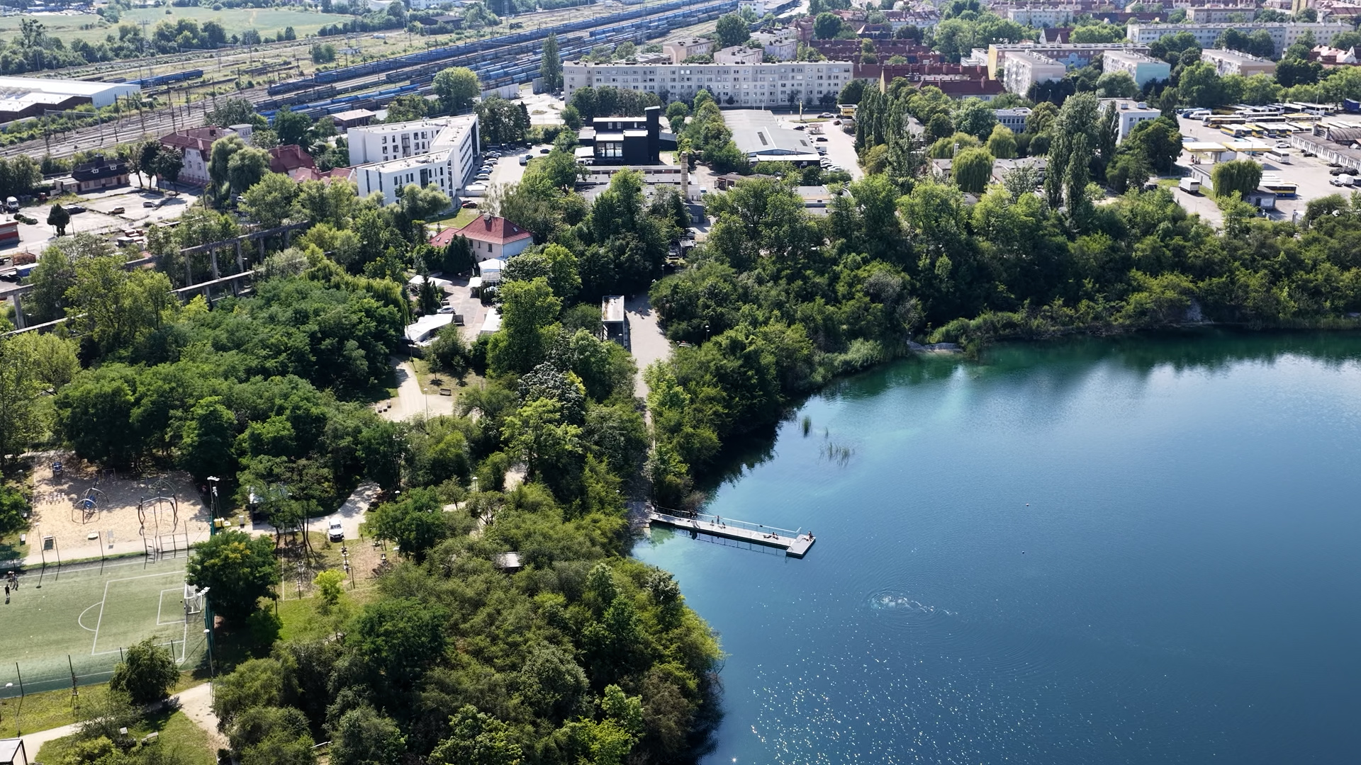 Kamionka z jogą, kinem i nurkami