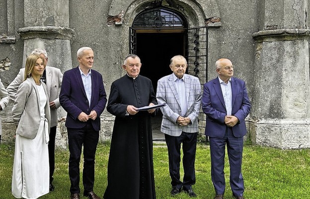 Kaplica Oraczewskich ocalona Zlokalizowana na kościelnym wzgórzu, stanowi jeden z najciekawszych zabytków Ponidzia, zbudowana według unikatowego w regionie projektu architekta...