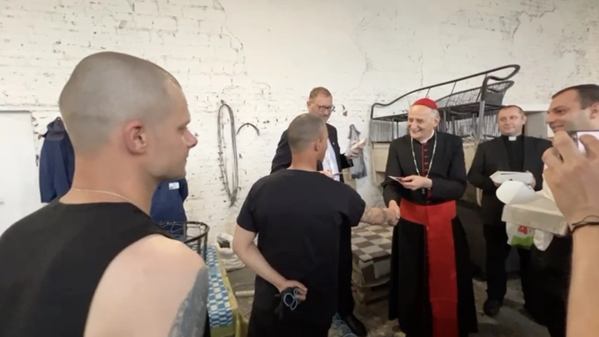 Kard. Zuppi do rosyjskich jeńców: Papież modli się za was