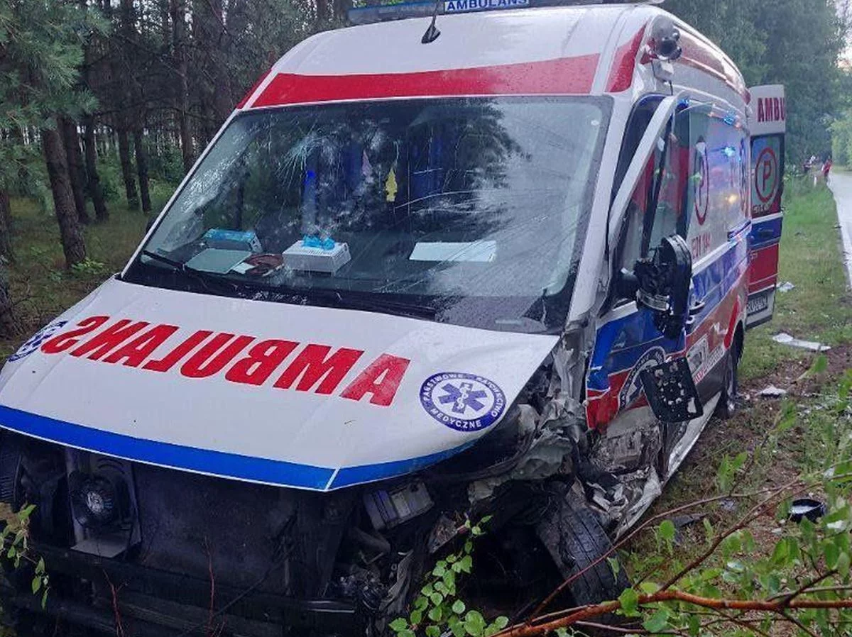 Karetka zderzyła się z BMW w woj. łódzkim. Cztery osoby trafiły do szpitala