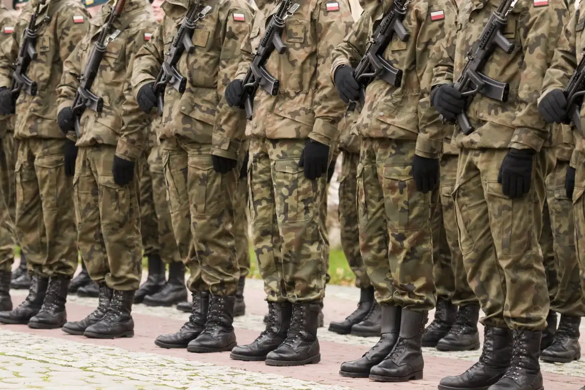 Polscy żołnierze stojący w szeregu.