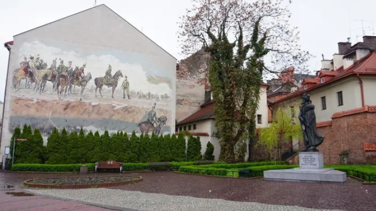 Mural z fragmentem "Panoramy Siedmiogrodzkiej" i pomnik Józefa Bema