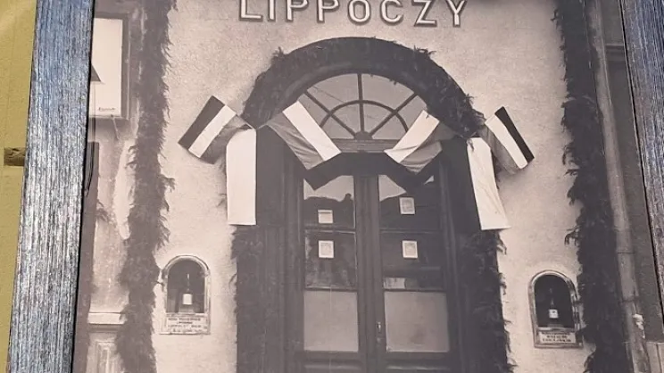 Zdjęcie wejścia do składu win Lippóczy'ego na obecnej fasadzie