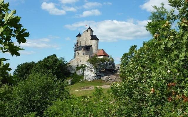 Kiedyś był ruiną, dziś to idealna scenografia do filmu Disneya. Tak zmieniał się zamek w Bobolicach