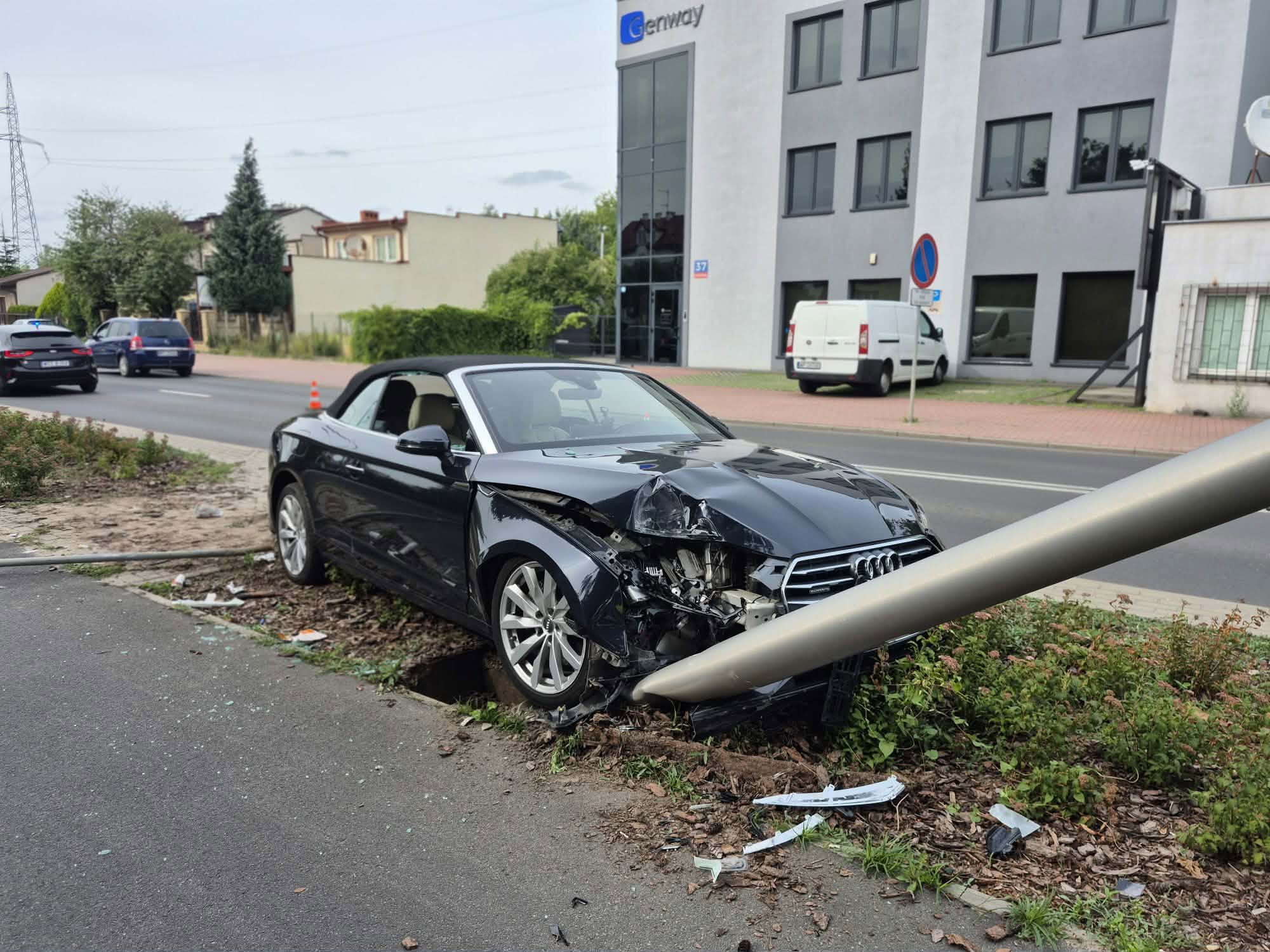 Kierowca Audi uderzył w latarnię. Na miejscu trwała reanimacja