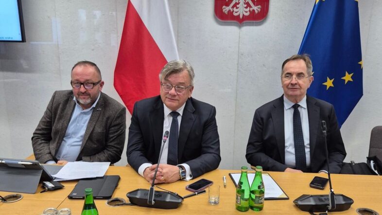 Kij w mrowisko wykluczenia transportowego. Czy medialna burza posła Łąckiego obnażyła dramat milionów Polaków?