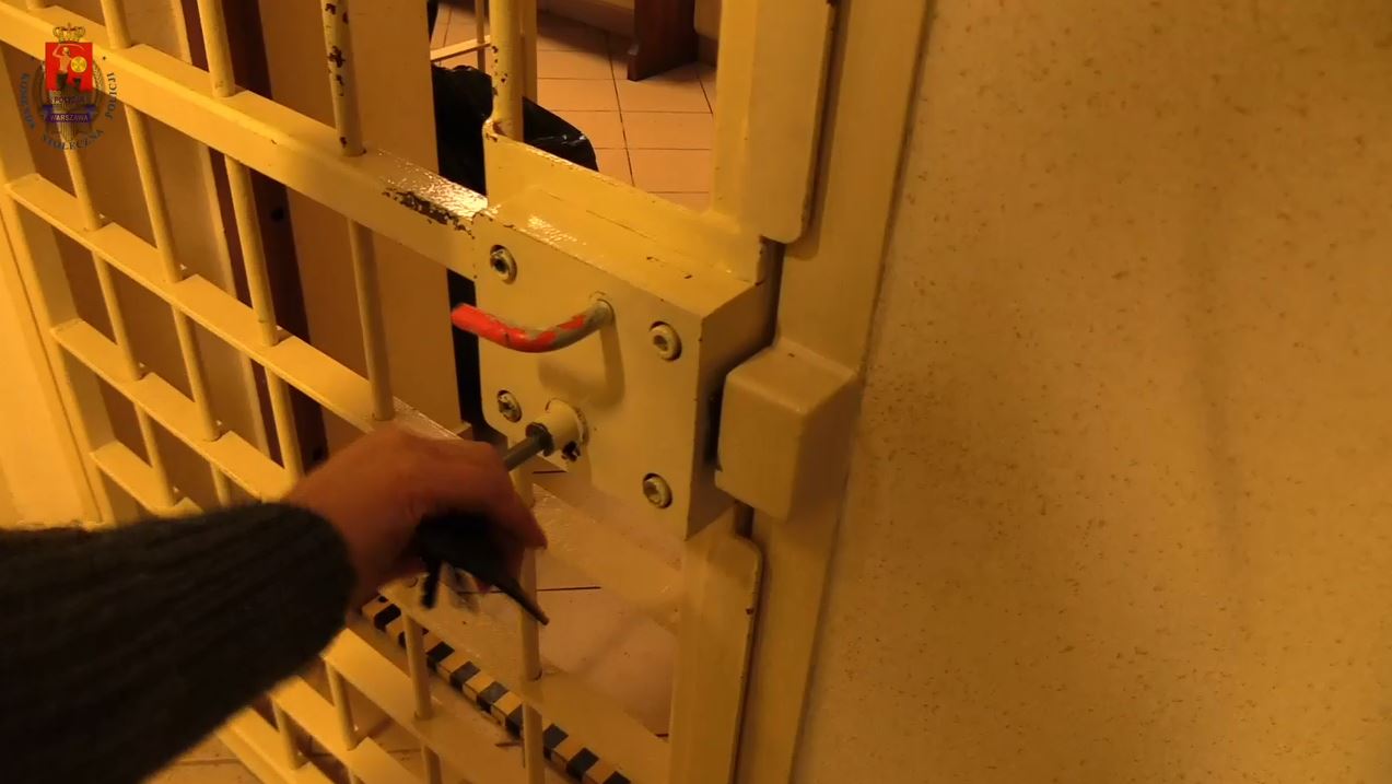 Kilka razy kierował pojazdem po alkoholu i mimo dwóch dożywotnich zakazów. Został tymczasowo aresztowany na 3 miesiące