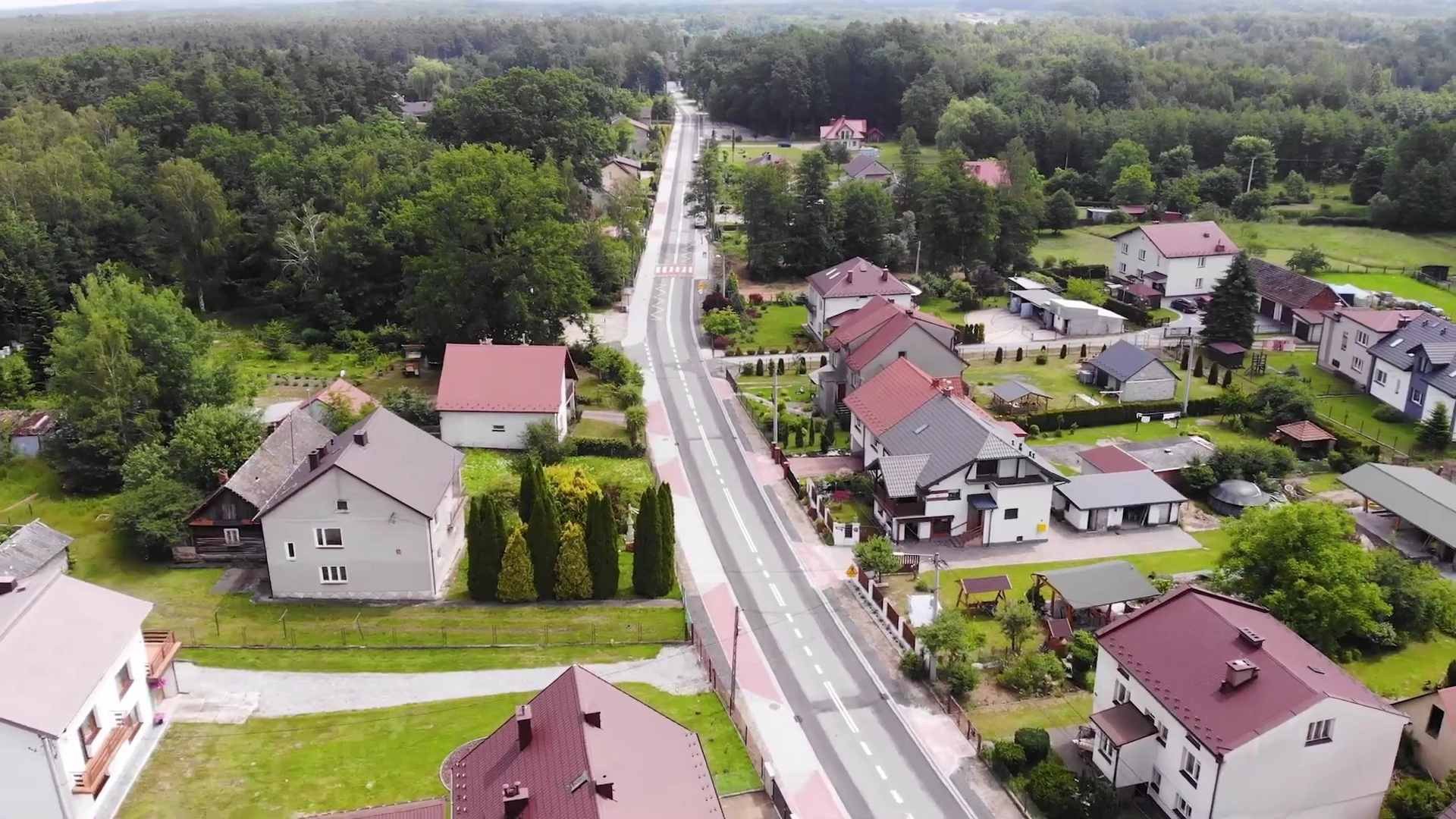 Kilometr drogi powiatowej w Jodłówce po przebudowie, prace pochłonęły 2,8 mln zł