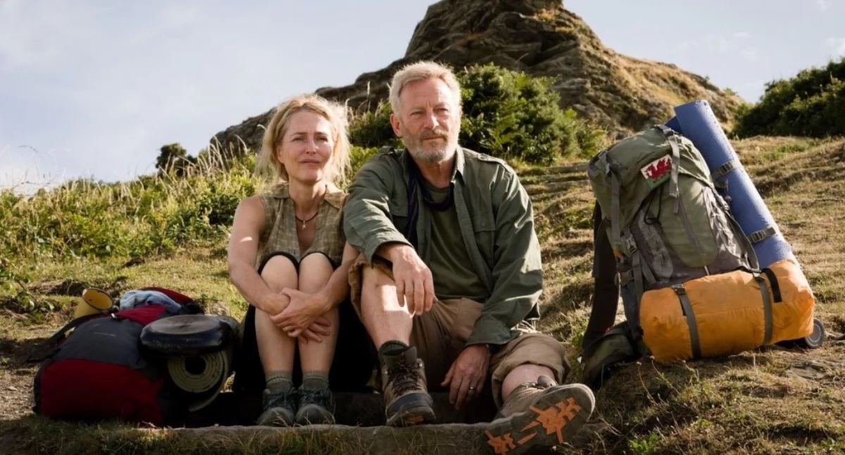 Kino na Zamku. Gillian Anderson i Jason Isaacs w filmie „Ścieżki życia”