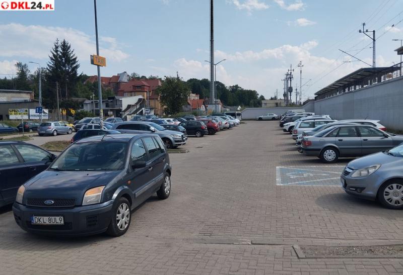 KŁODZKO - Przystacyjny parking ma spore wzięcie