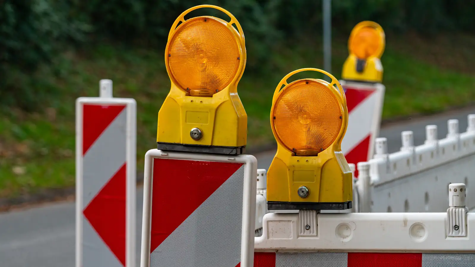 Remont drogowy. Zdjęcie przedstawia rozstawione barierki.