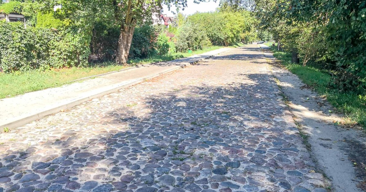 Kocie łby z historią w tle. Na ratunek Nowoursynowskiej