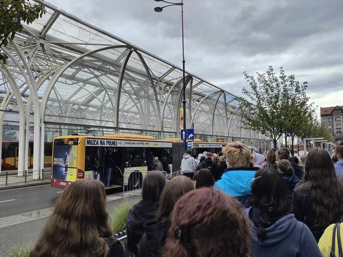 Kolejki do autobusów i przepełnione tramwaje. Ile czasu zajmuje dojazd na Łódź Summer Festival?