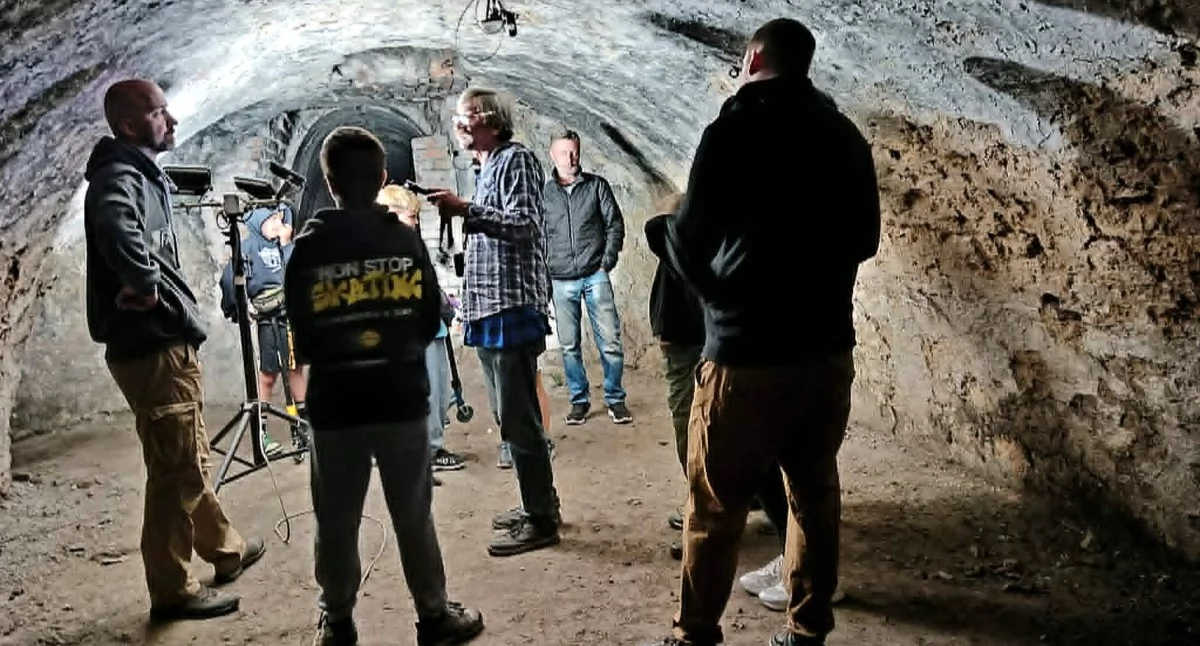 Kolejki do podziemi w Parku Zamkowym. Wyjątkowy spacer w Mysłowicach