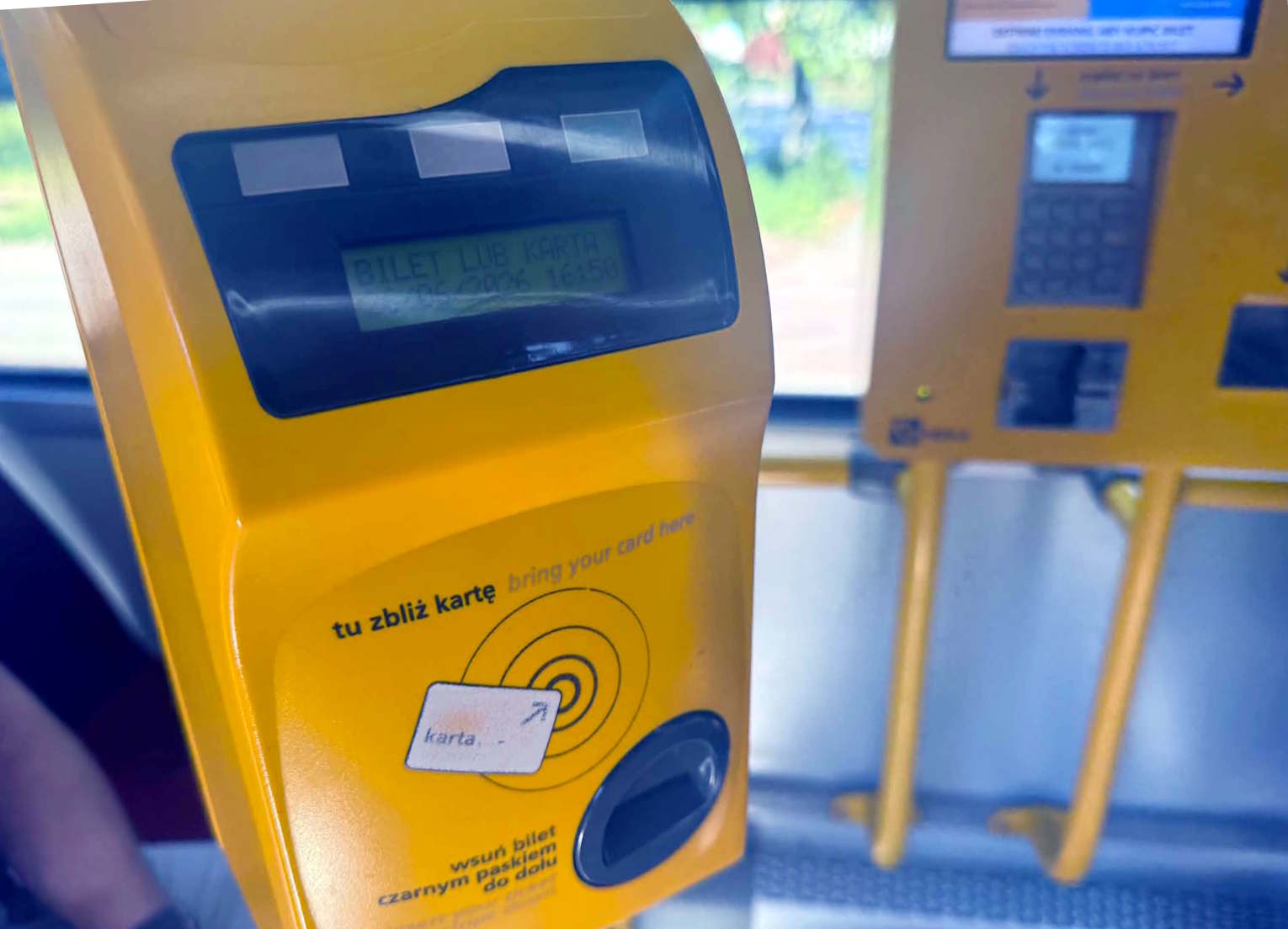 Kasownik w warszawskim autobusie. W tle widać automat do sprzedaży biletów. | Fot. Warszawa w Pigułce.