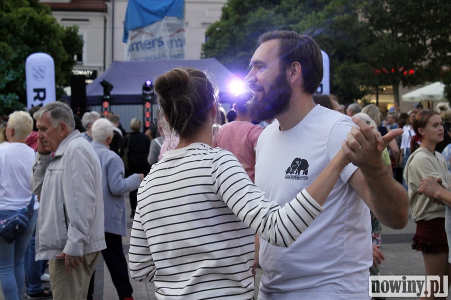 Kolejna wakacyjna potańcówka na rybnickim rynku. Zobacz zdjęcia z piątkowego wieczoru