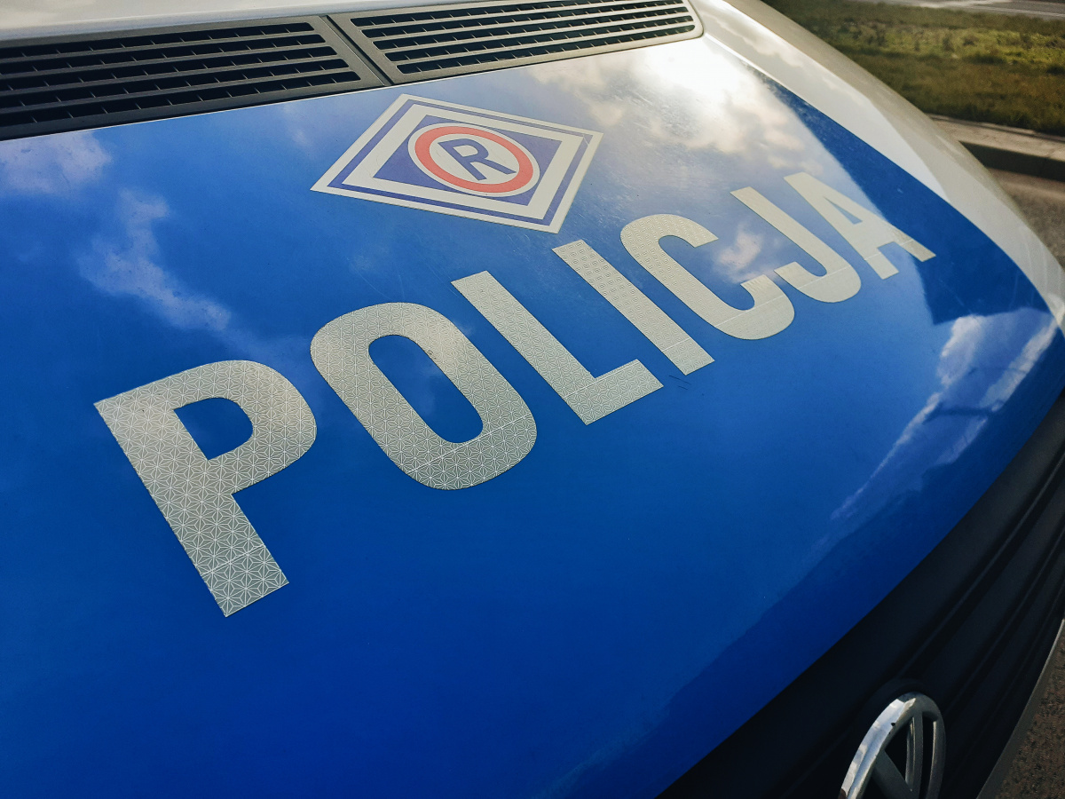 Kolejne utrudnienia na A1. Samochód osobowy uderzył w bariery