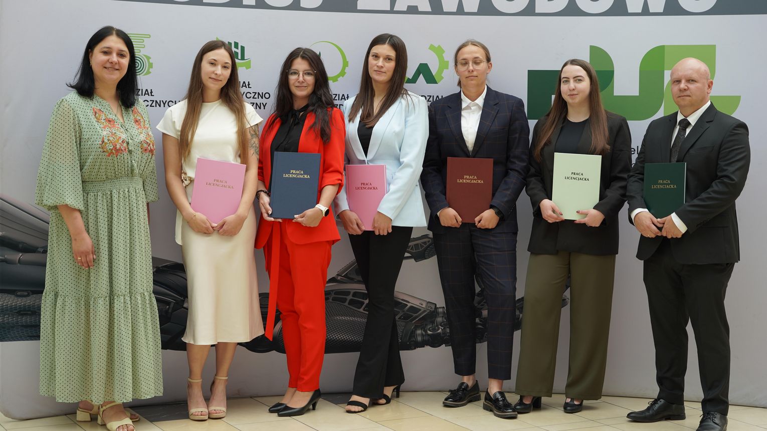 Kolejni absolwenci PUZ w Suwałkach z dyplomami. Gratulacje dla pedagogów, ekonomistów i doradców zawodowych
