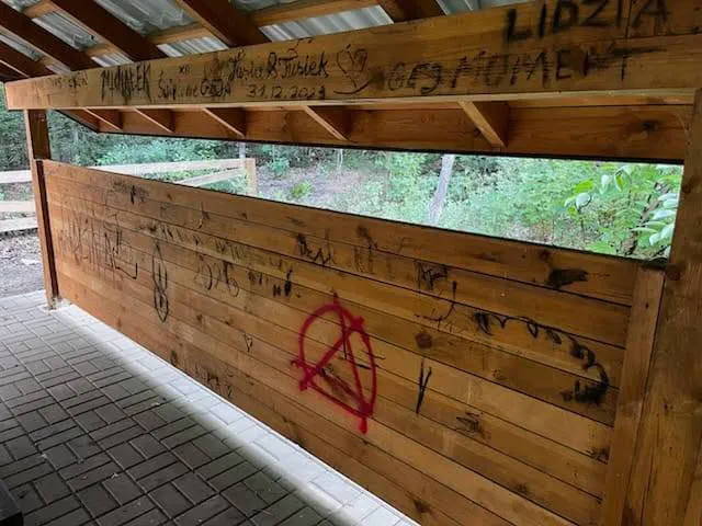 Kolejny akt wandalizmu w okolicach Płocka.