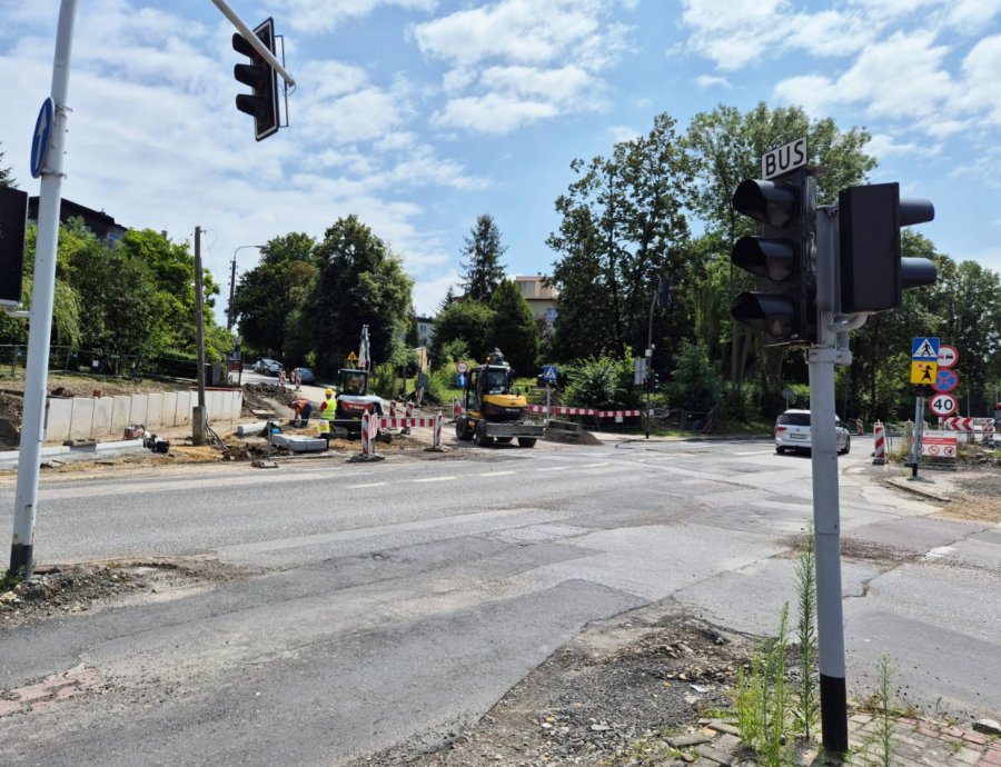 Kolejny etap prac na Piastowskiej. W poniedziałek kierowcy muszą liczyć się z dużymi zmianami MAPA