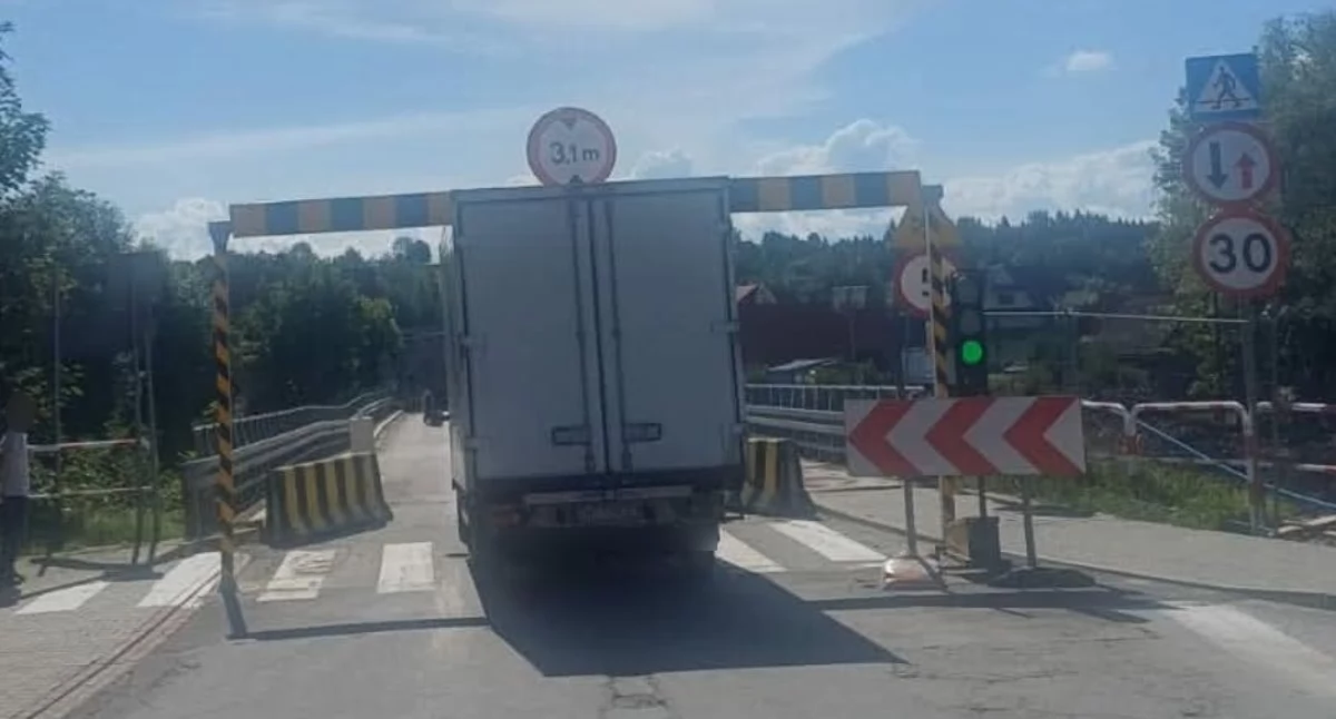 Kolejny kierowca próbował przejechać pod belką na moście w Szaflarach