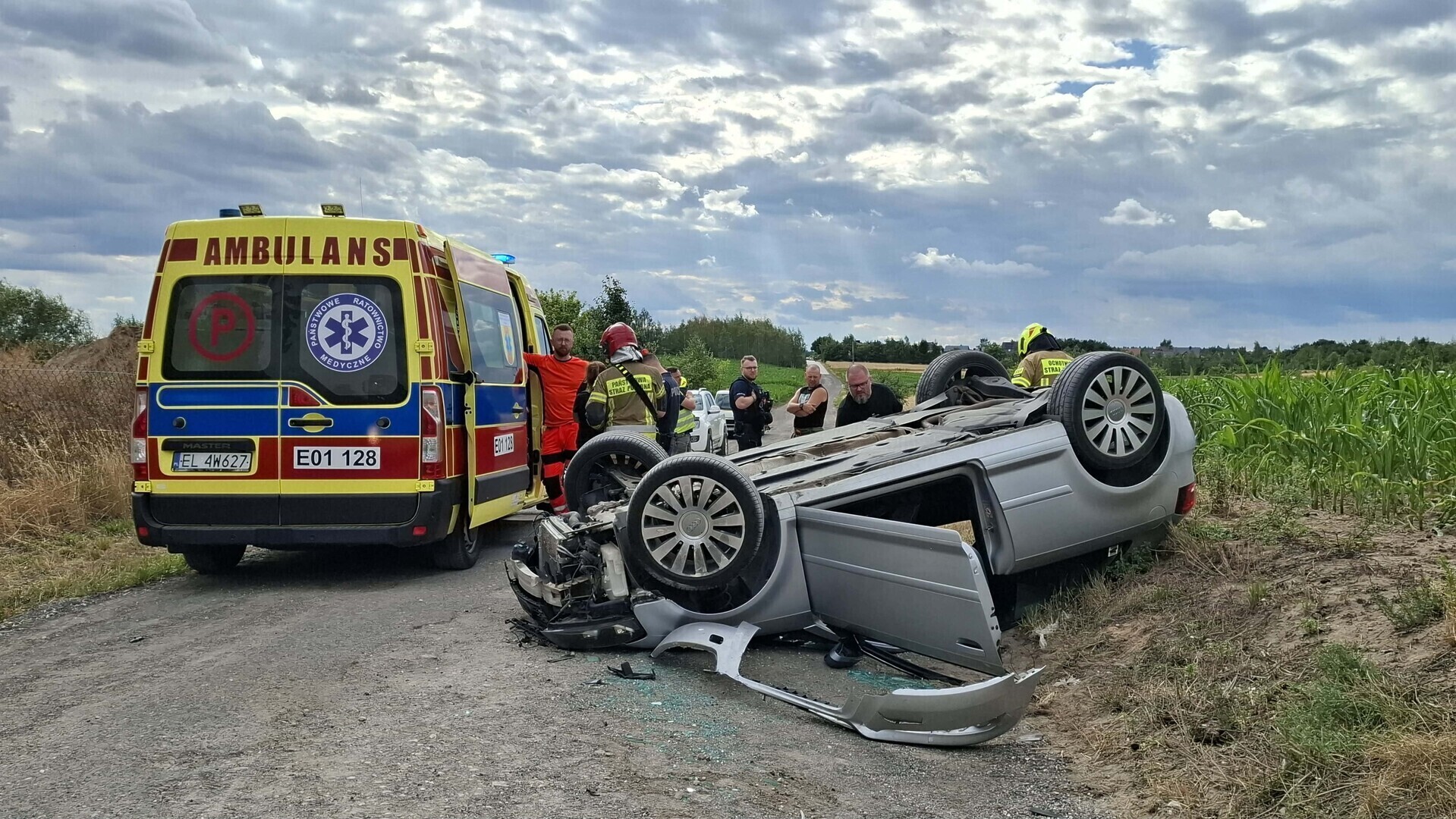 Kolejny wypadek w regionie. Audi wypadło z drogi i dachowało. Dwie osoby są poszkodowane