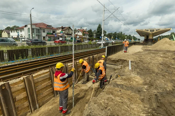 Kolejowa inwestycja w Józefowie nabiera tempa. Widać nowe tunele