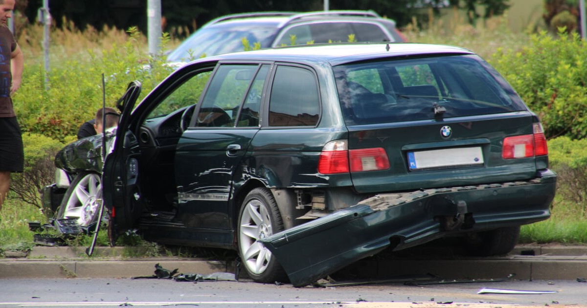 Kolizja na ruchliwym skrzyżowaniu. BMW i Honda rozbite