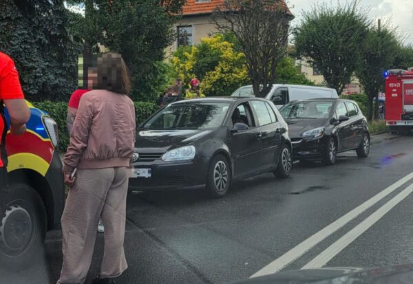Kolizja trzech aut w Krotoszynie. Dwie osoby skarżyły się na bóle głowy